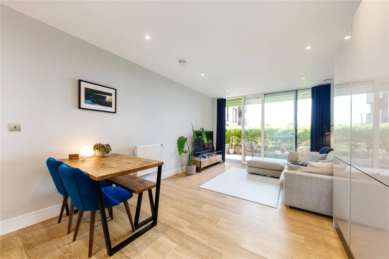 2 bed flat for sale — Plough Lane, London, SW17