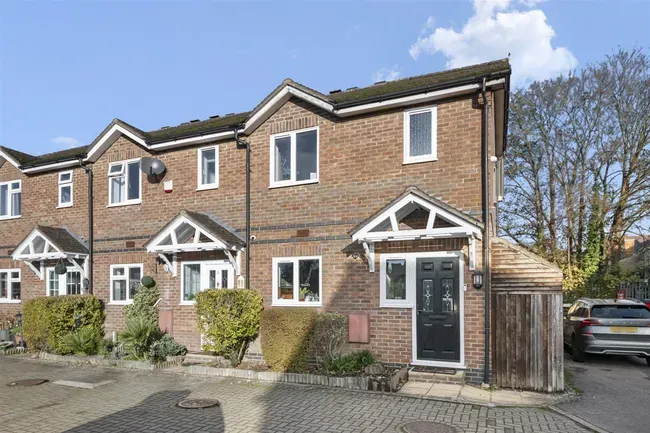 3 bed property for sale — Taylor Close, Harefield