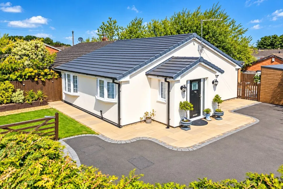 2 bed house for sale — Raewood Avenue, Hawarden, Flintshire, CH5