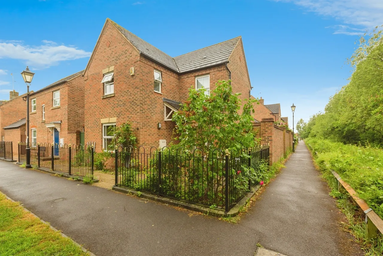 3 bed house for sale — Lodge Path, Aylesbury