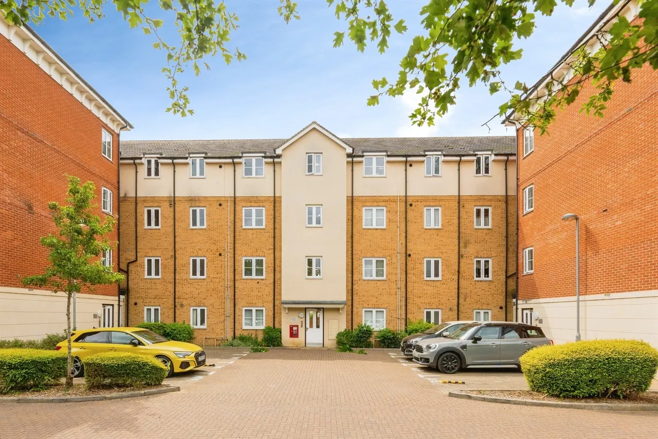 2 bed flat for sale — Baxter Road, Watford