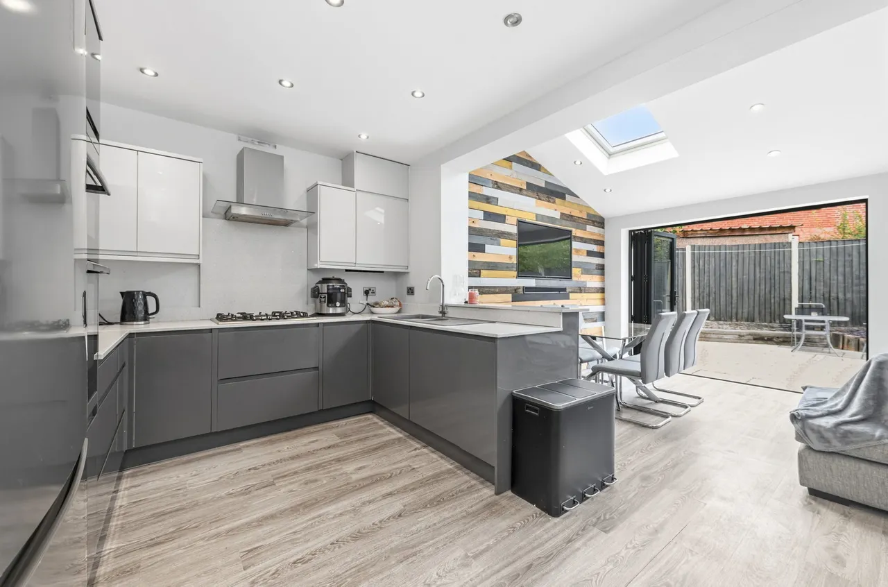 Whitebridge Avenue, Leeds, LS9 0EJ, photo 2