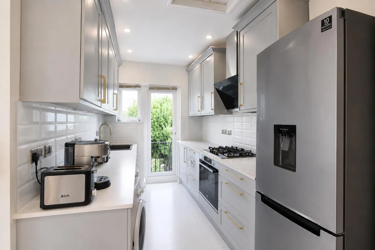 Cowley Road, London, SW14, photo 4
