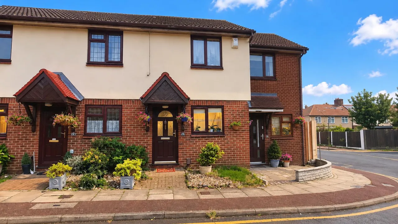 2 bed house for sale, Joyners Close, Dagenham, RM9