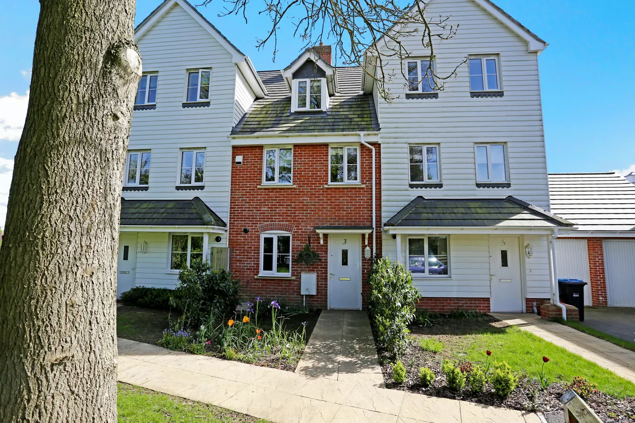 3 bed house for sale, Cedar Avenue, Cuckfield, RH16