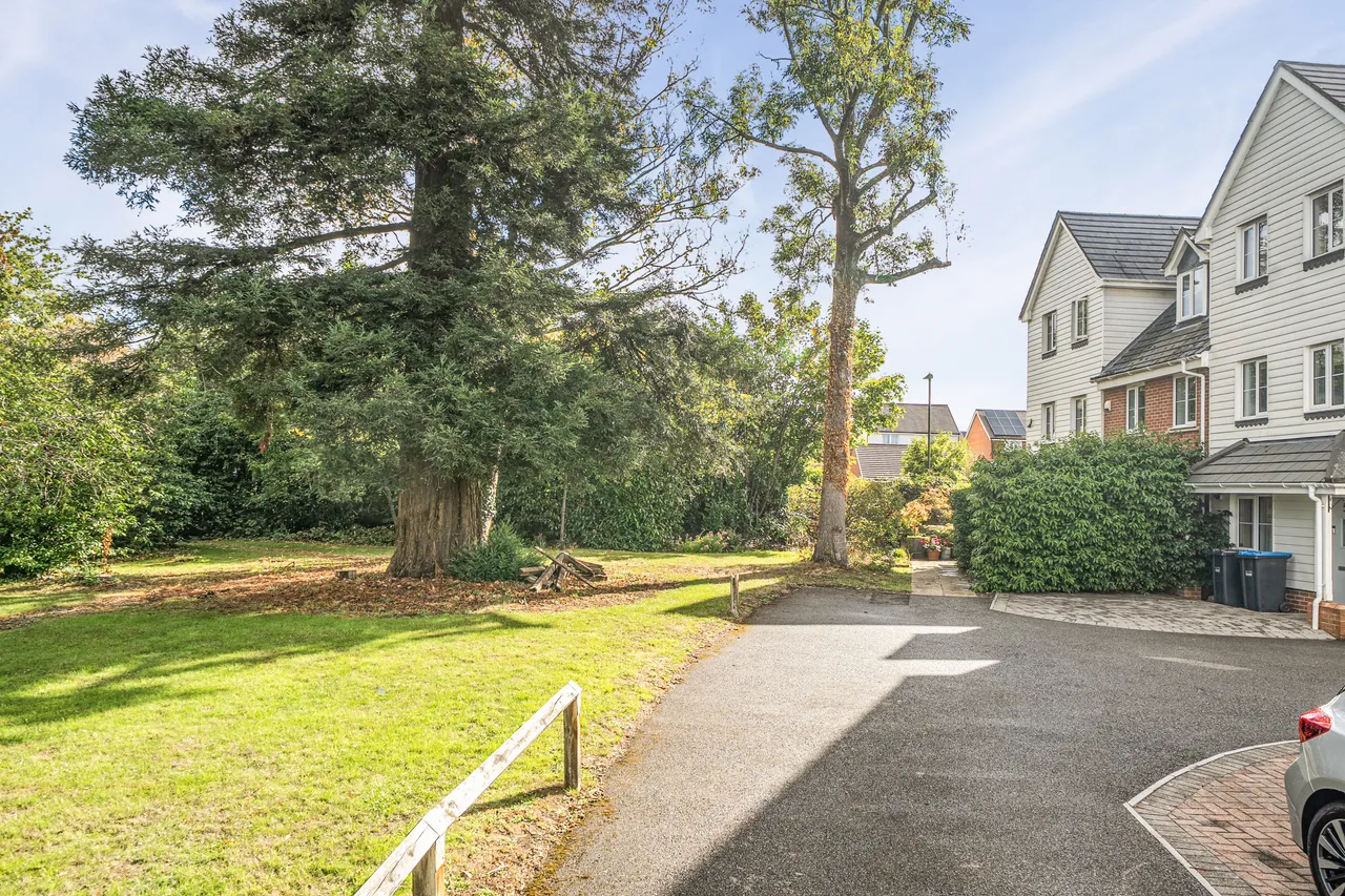 Cedar Avenue, Cuckfield, RH16, photo 8