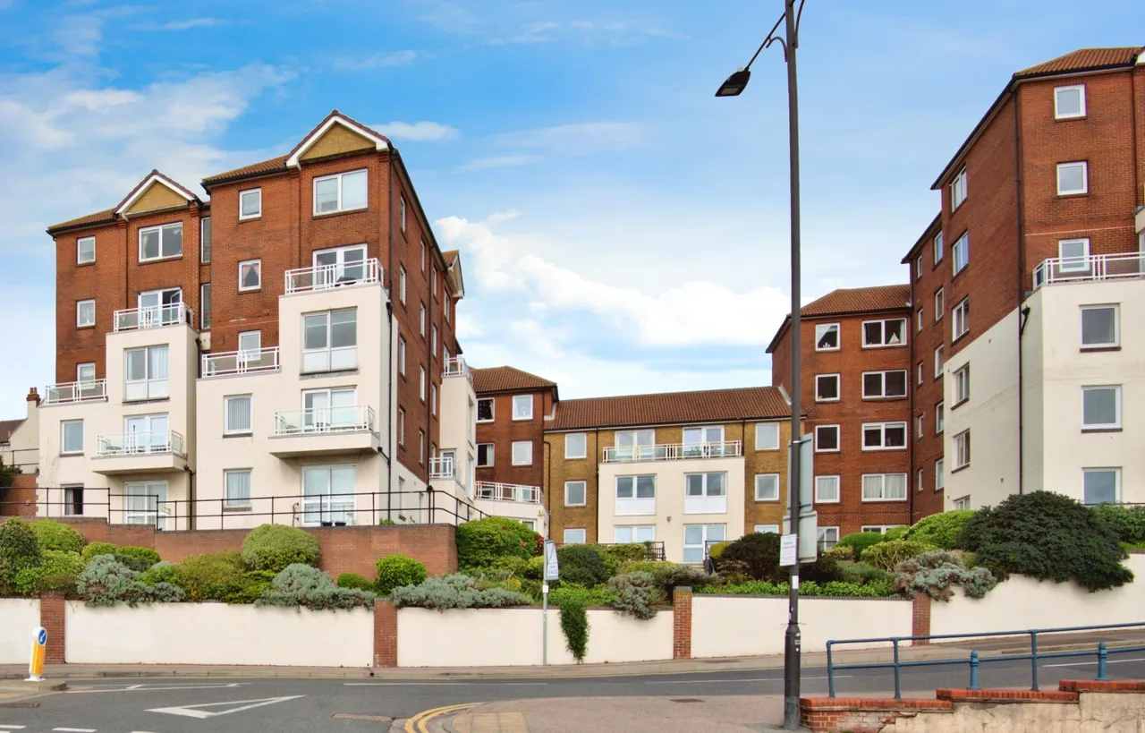 2 bed flat for sale — Homecove House, Holland Road, Westcliff, Essex, SS0