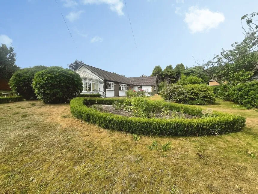 Newshaw Lane, Hadfield, Derbyshire, SK13, photo 2