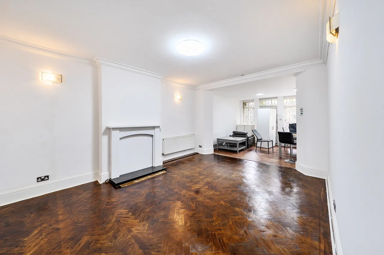 London, NW2, photo 13
