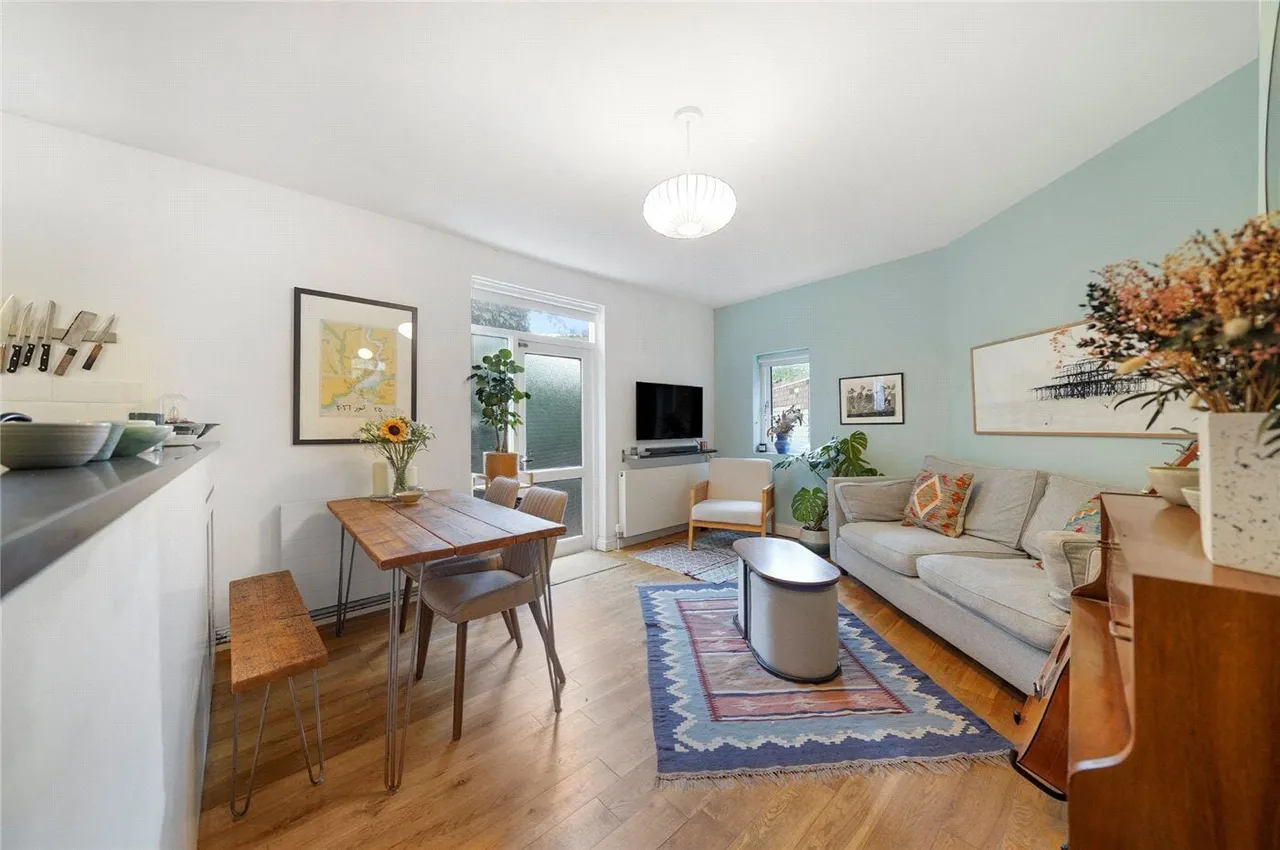 2 bed flat for sale, Oakford Road, London, NW5