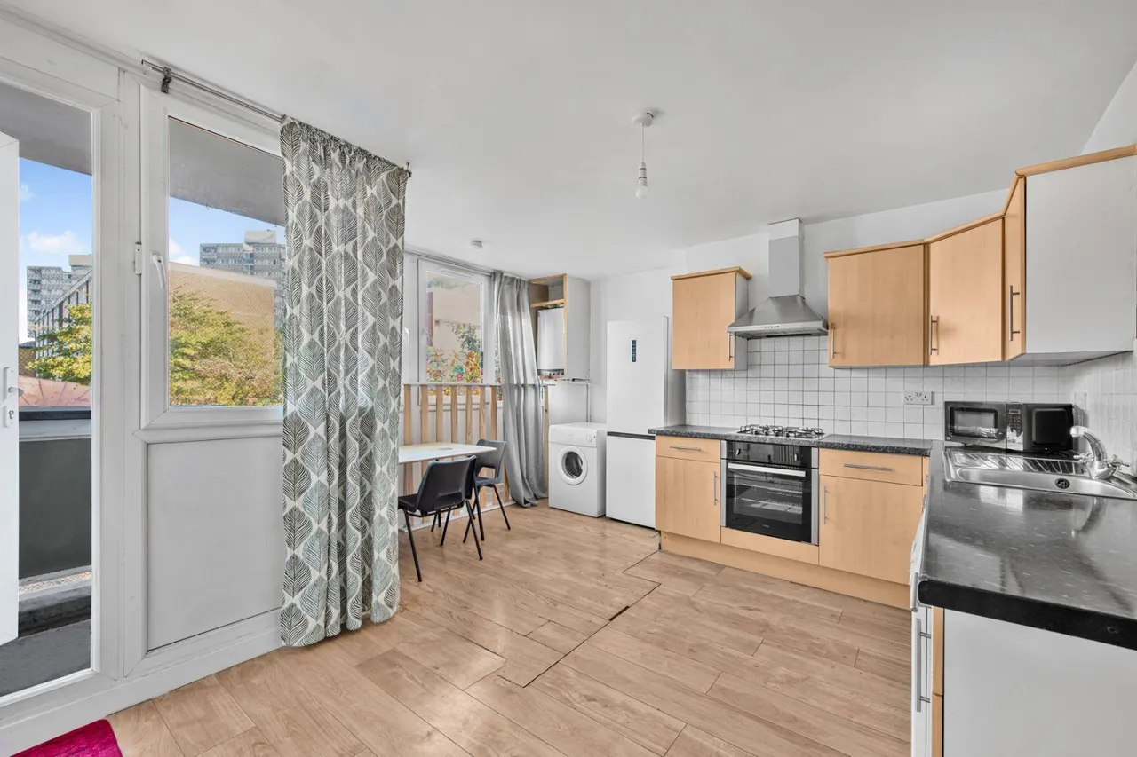 4 bed flat to rent, Alton Road, London, SW15