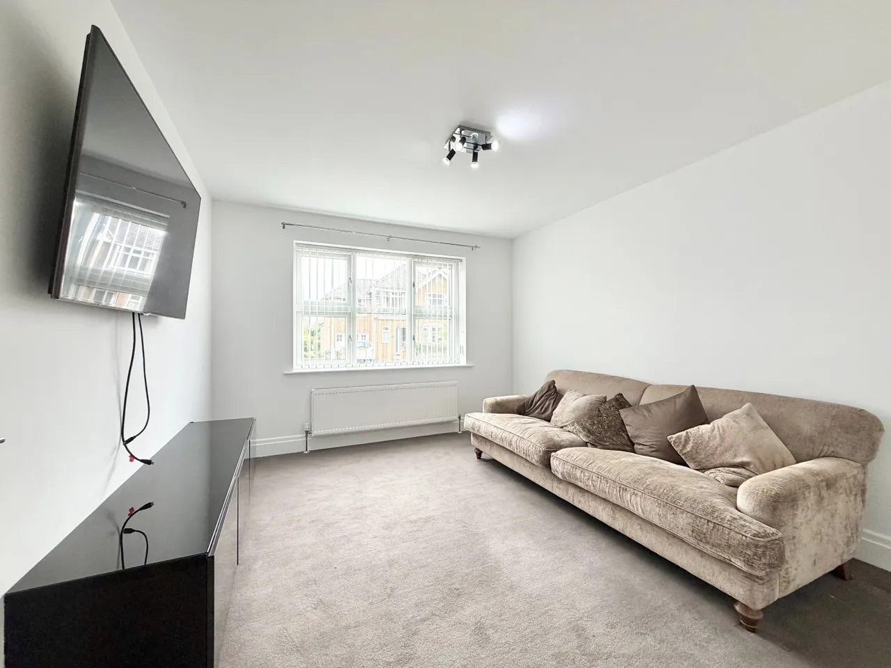 Long Fallas Crescent, Brighouse, HD6, photo 7