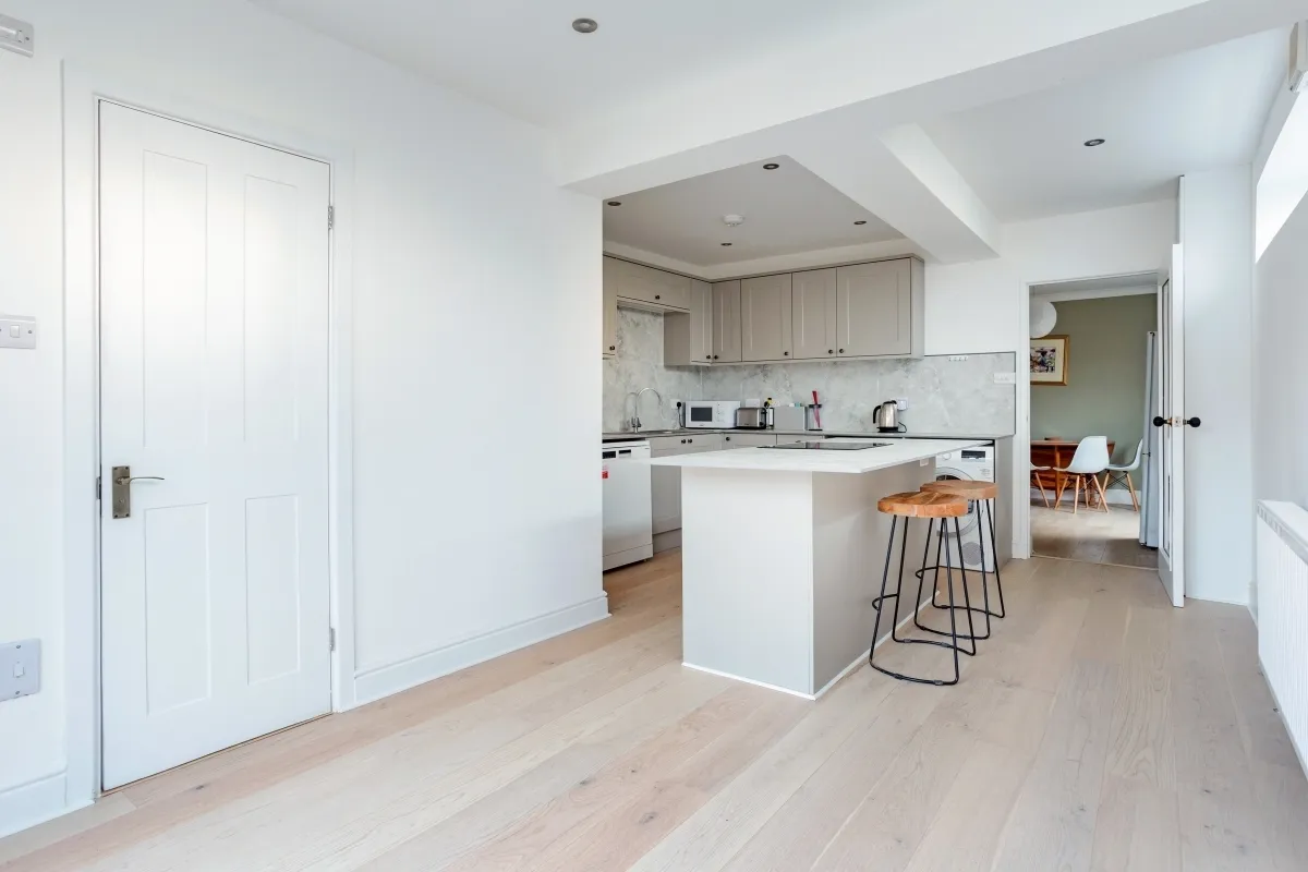 3 bed house to rent — Doods Road Reigate RH2