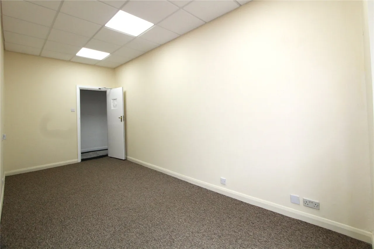 High Street, Petersfield, GU32, photo 7