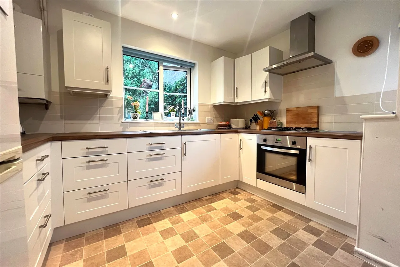 Avon Road, Farnham, Surrey, GU9 8PG, photo 2
