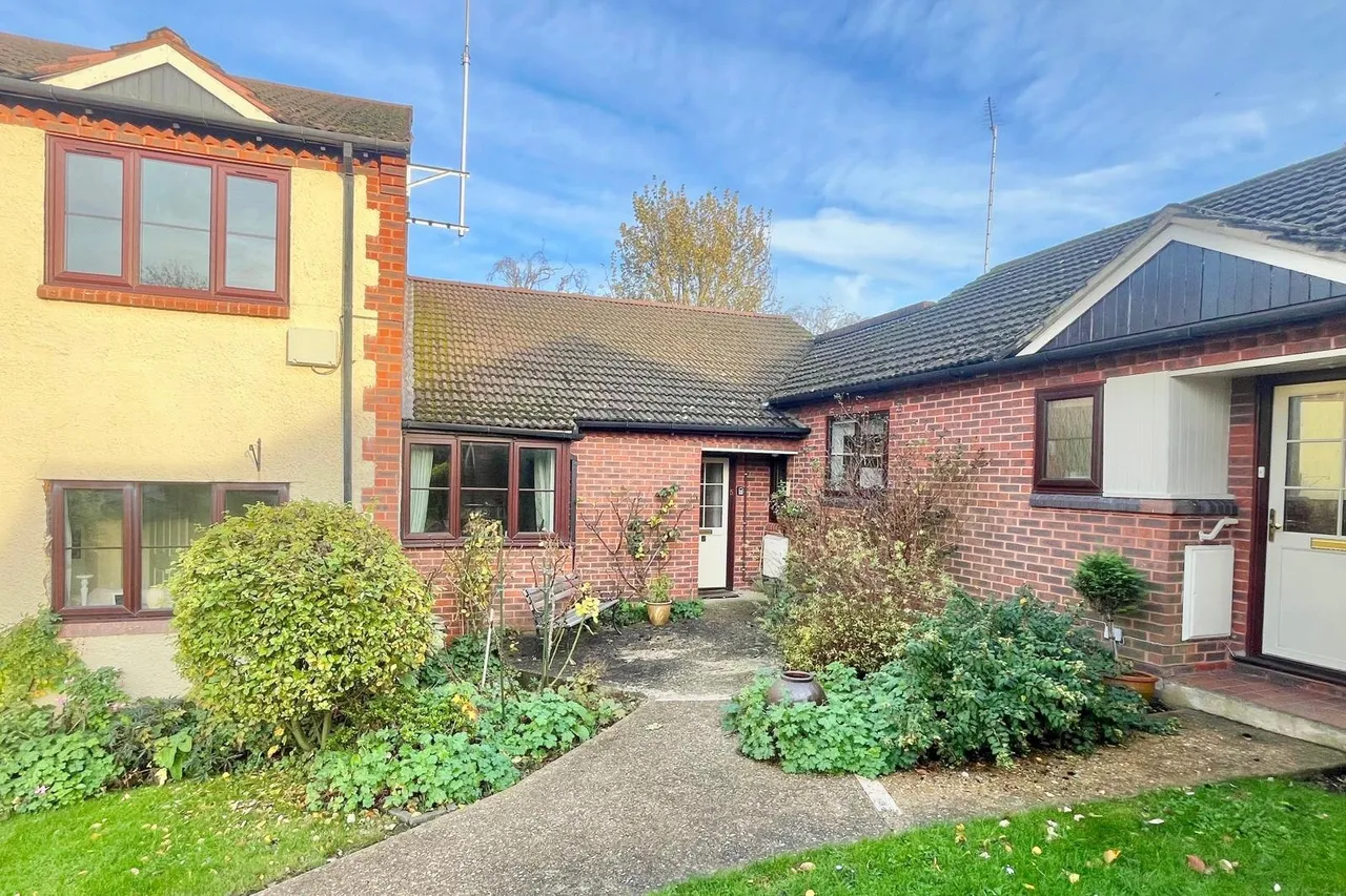 2 bed house for sale — Avon Road, Farnham, Surrey, GU9 8PG