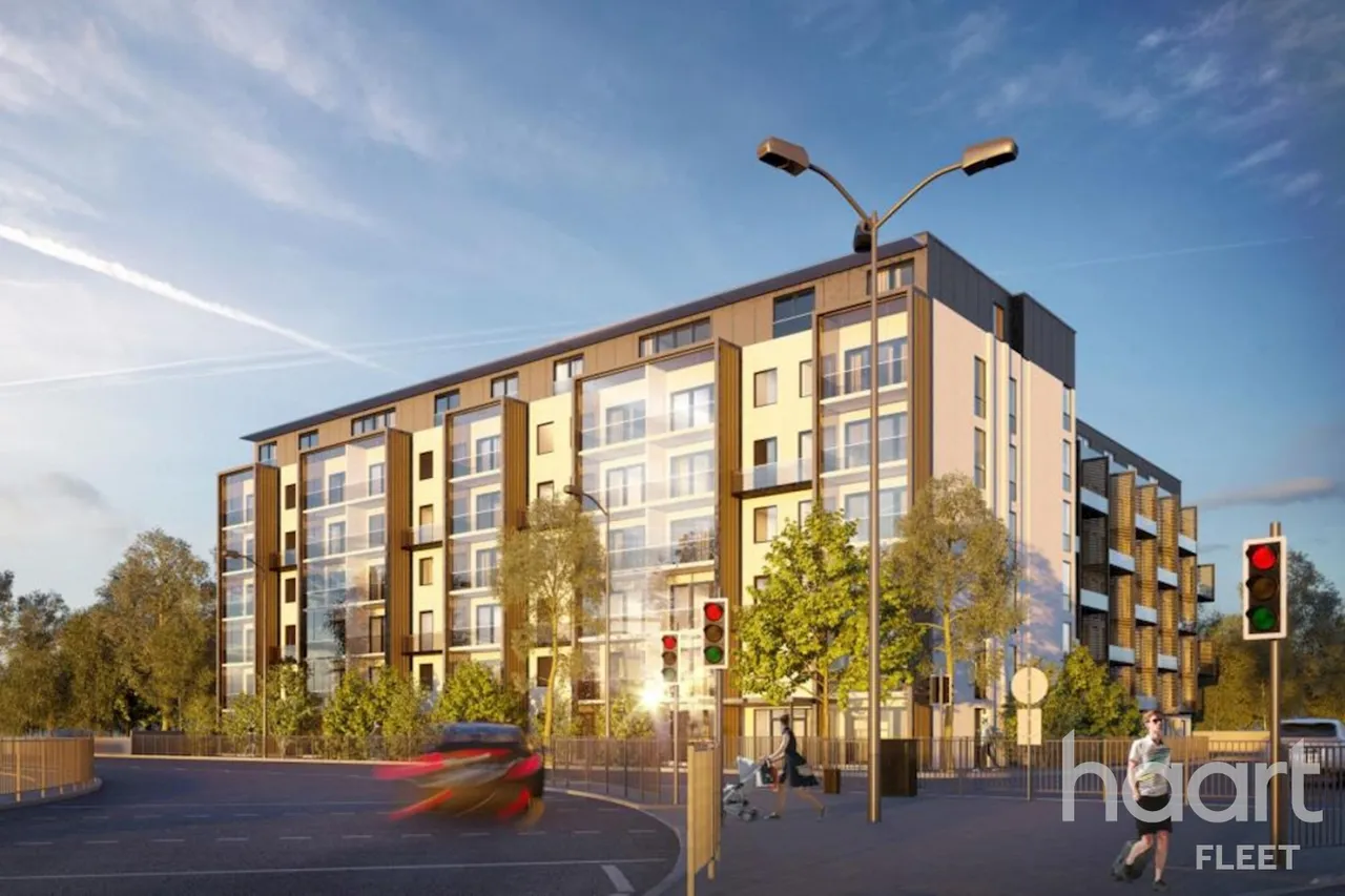 2 bed flat to rent, Grand View, GU14