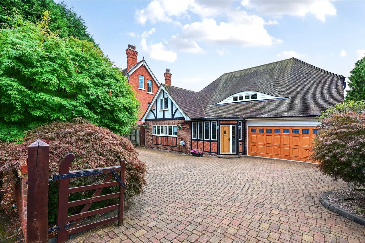 4 bed house for sale, Salisbury Road, Farnborough, GU14