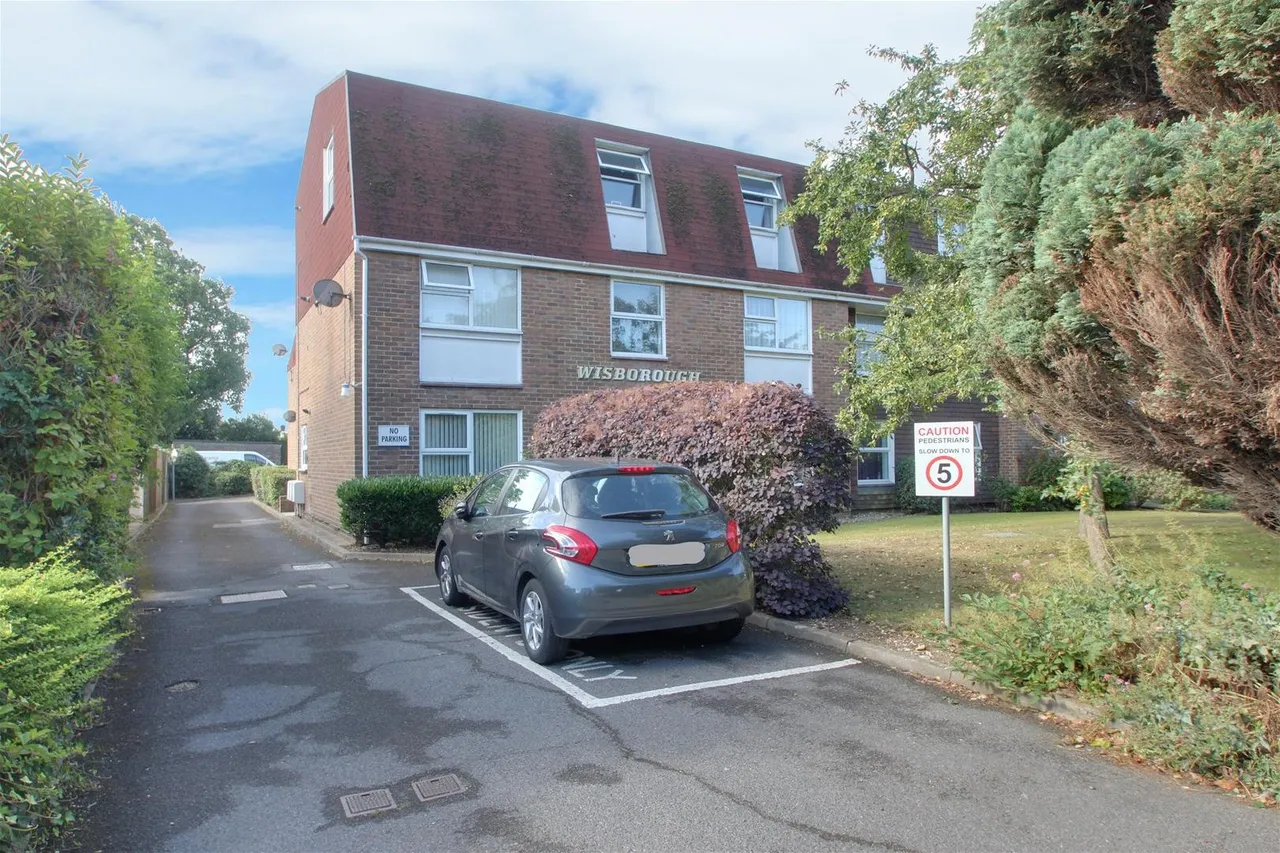 2 bed flat for sale — Wisborough Court, Littlehampton Road, WORTHING