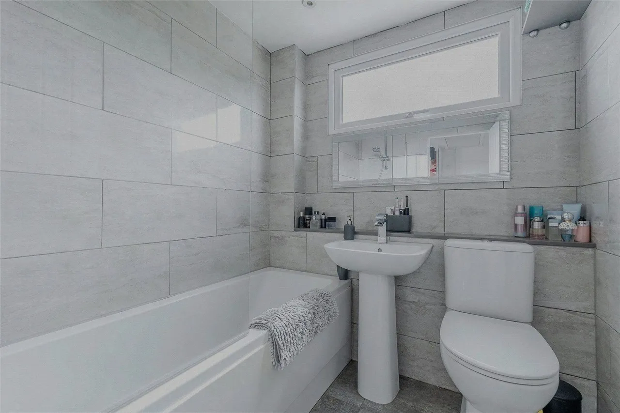 West Lea Crescent, Yeadon, LS19, photo 20