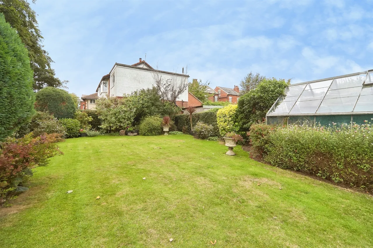 Gledhow Wood Avenue, Leeds, LS8, photo 18