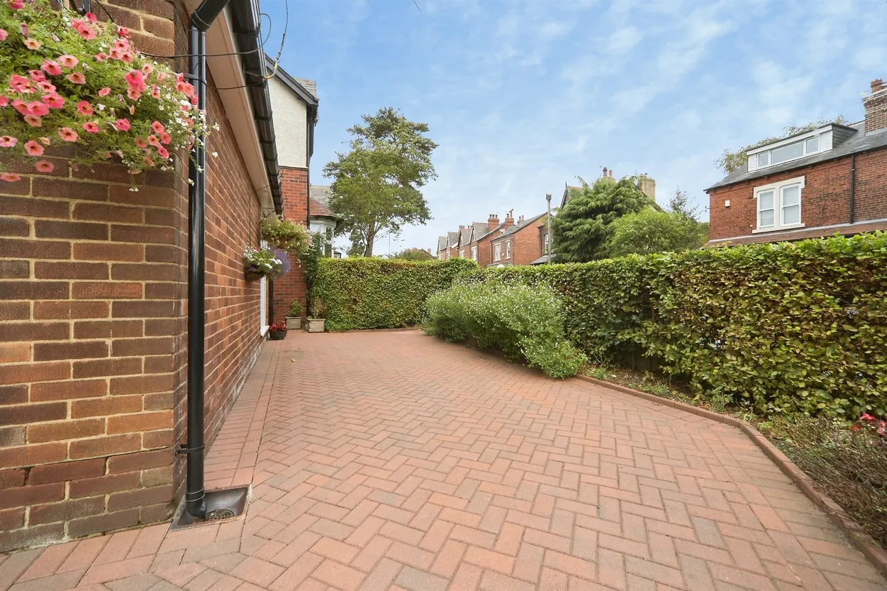 Gledhow Wood Avenue, Leeds, LS8, photo 19