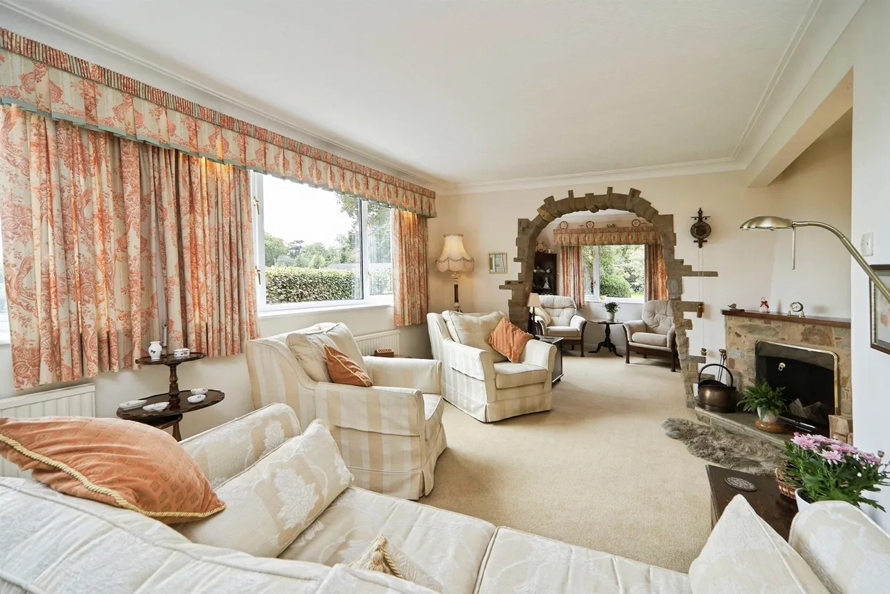 Gledhow Wood Avenue, Leeds, LS8, photo 2