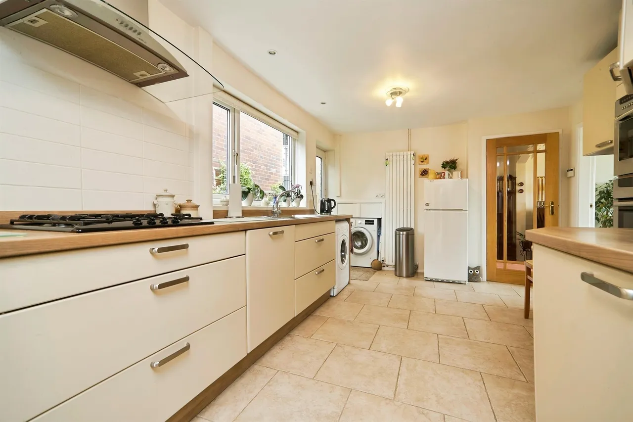 Gledhow Wood Avenue, Leeds, LS8, photo 6