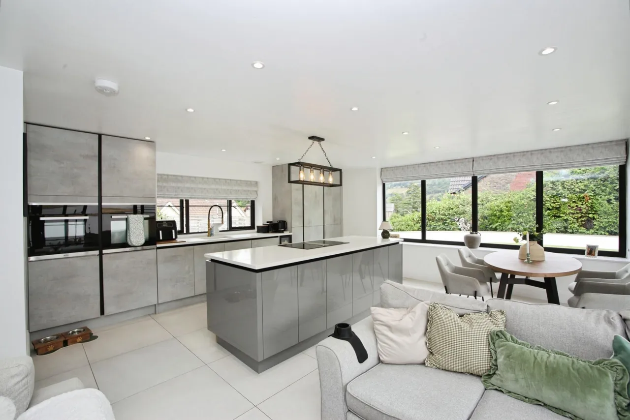 High Street, Newbridge, NP11, photo 2