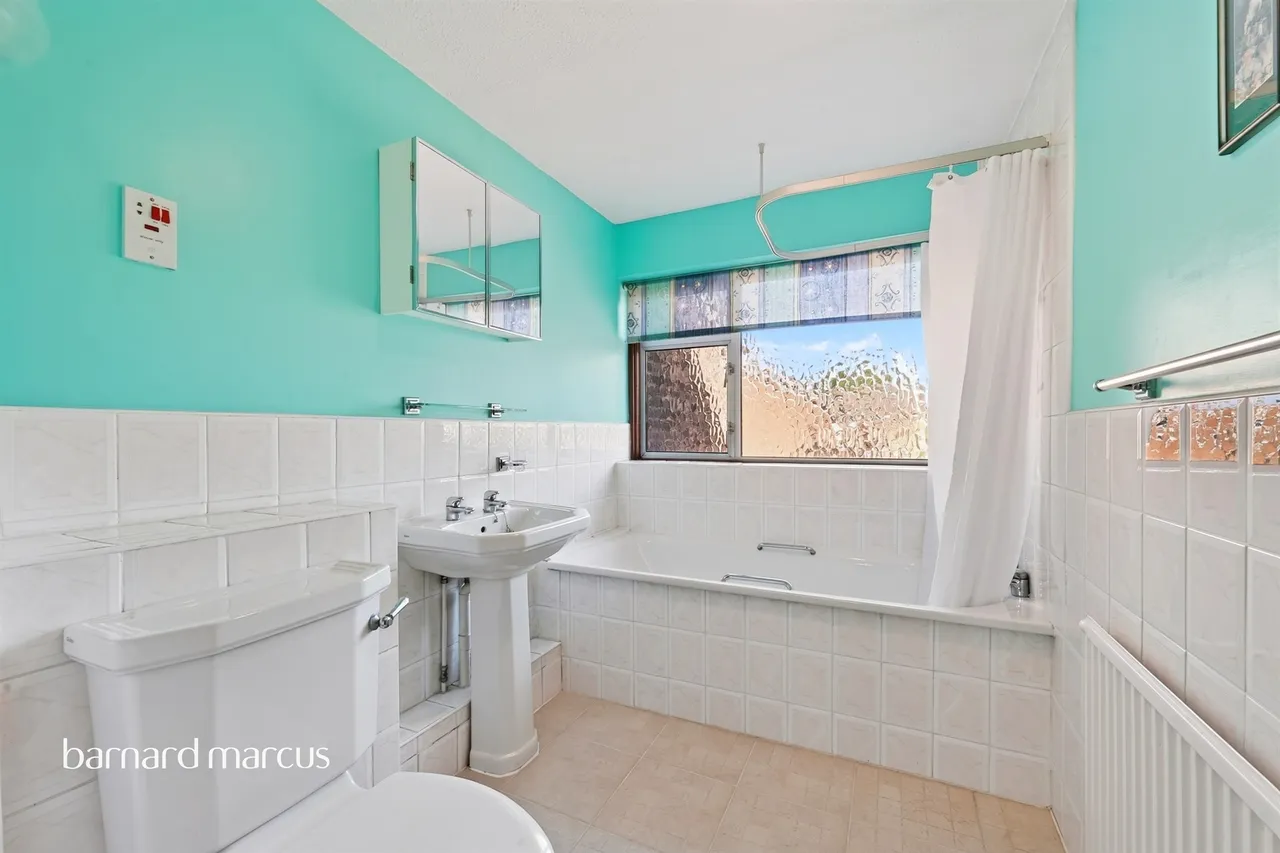 Knolls Close, Worcester Park, KT4, photo 18