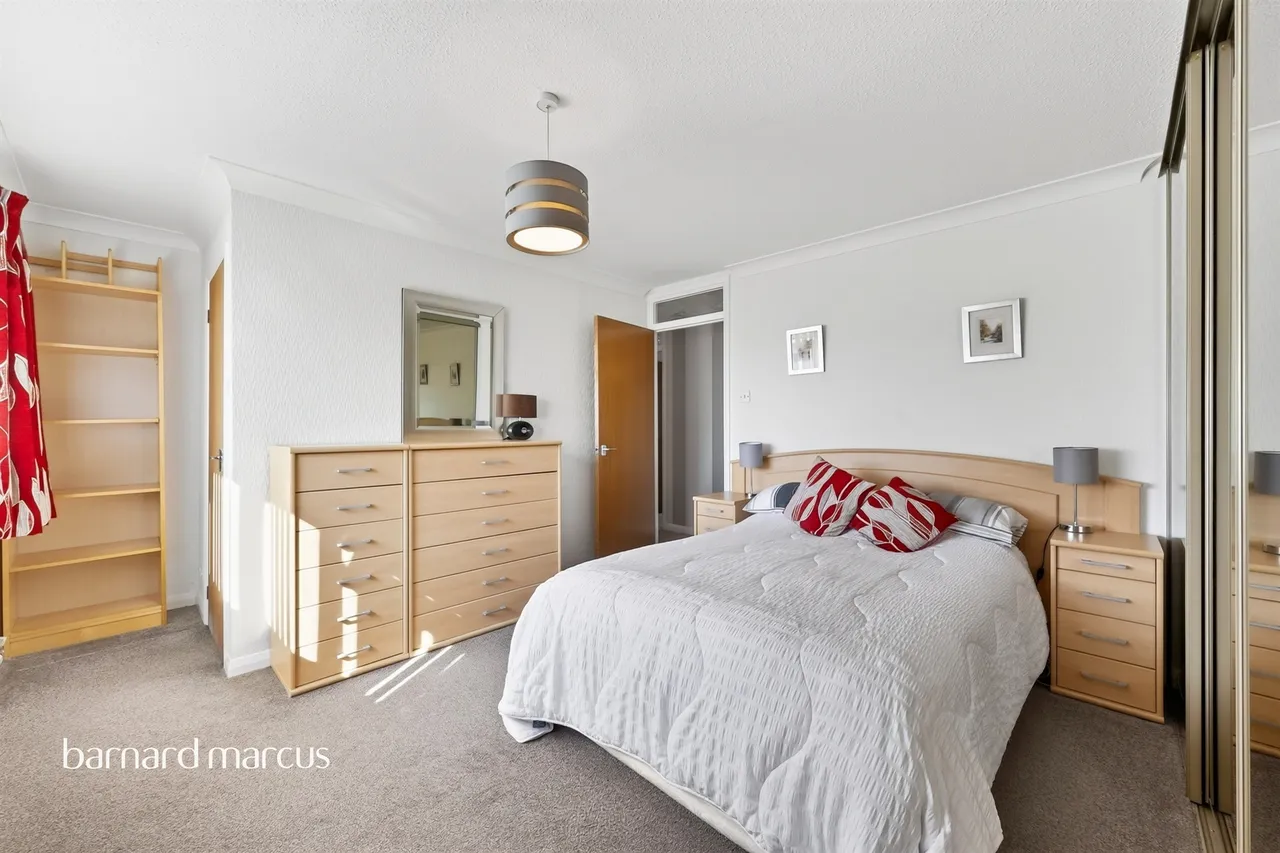 Knolls Close, Worcester Park, KT4, photo 15