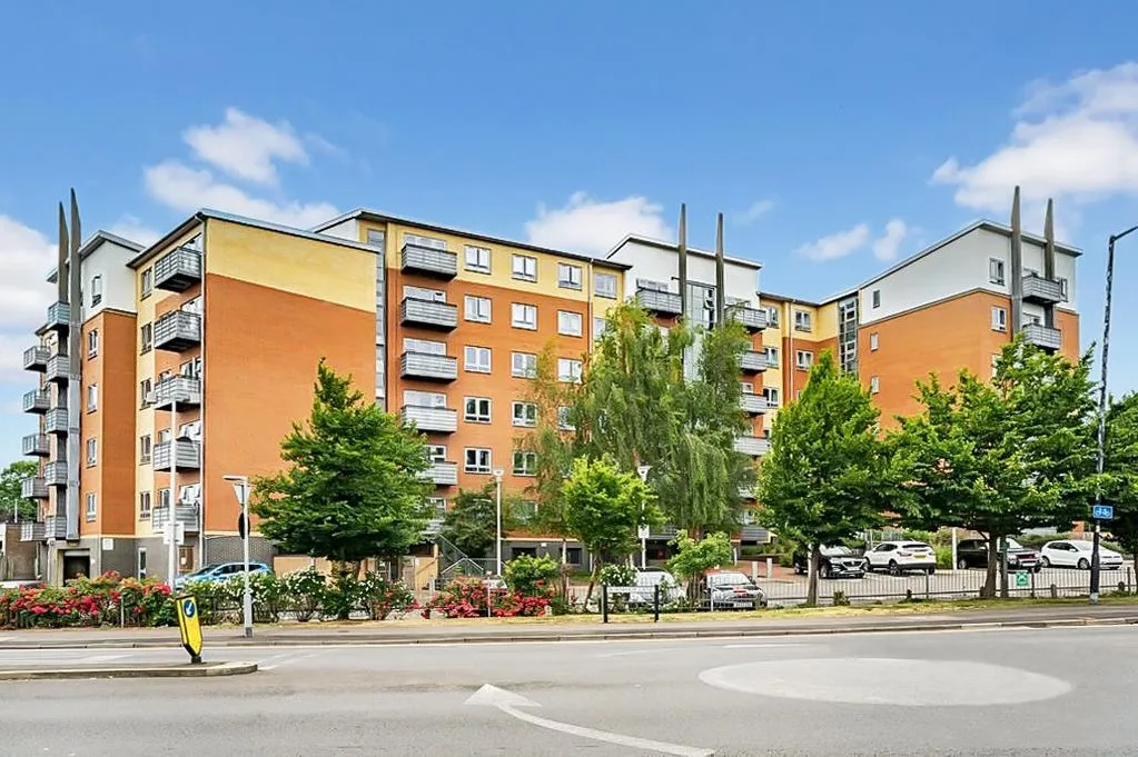 2 bed flat for sale — Buckingham Avenue, Slough