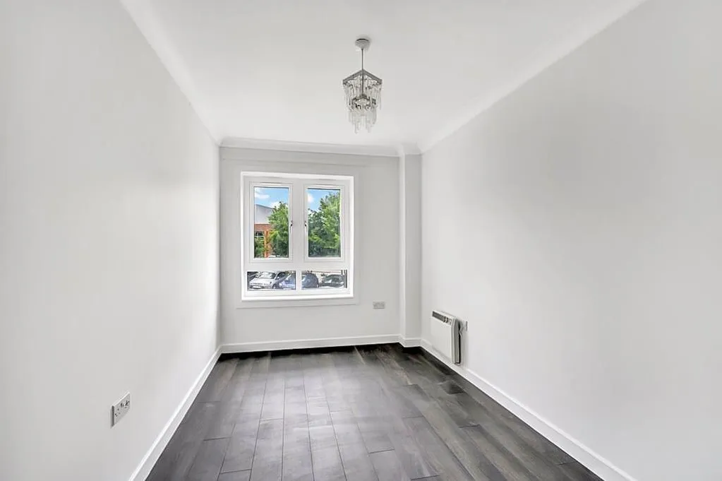 Buckingham Avenue, Slough, photo 6
