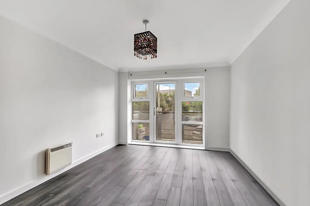 Buckingham Avenue, Slough, photo 7