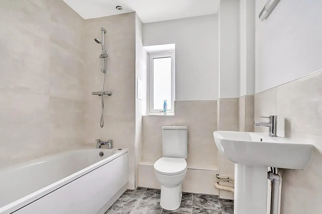Buckingham Avenue, Slough, photo 8