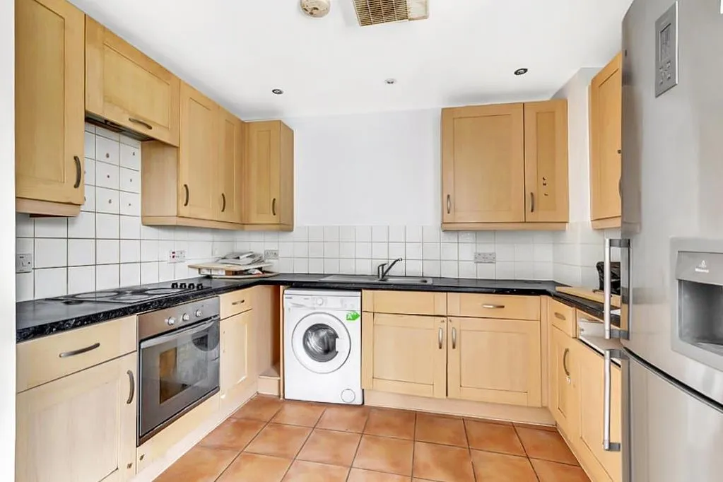 Buckingham Avenue, Slough, photo 4