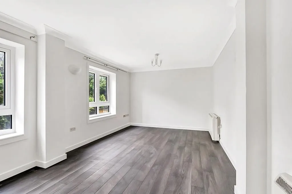 Buckingham Avenue, Slough, photo 5