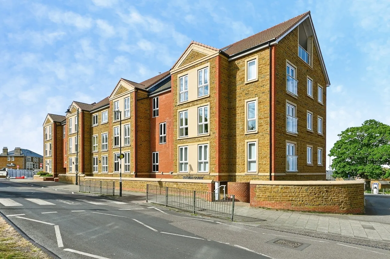 2 bed flat for sale — St. Edmunds Terrace, Hunstanton, Norfolk, PE36