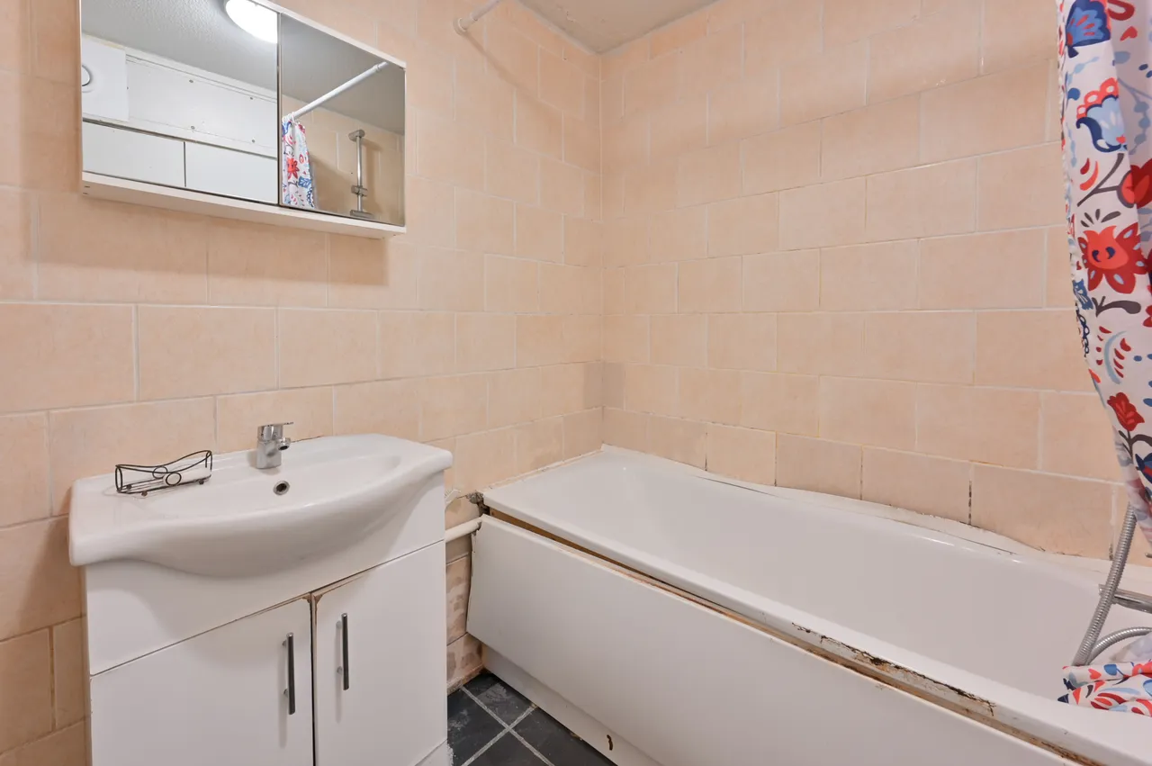 33 Burghley Tower, Trinity Way, London, photo 6
