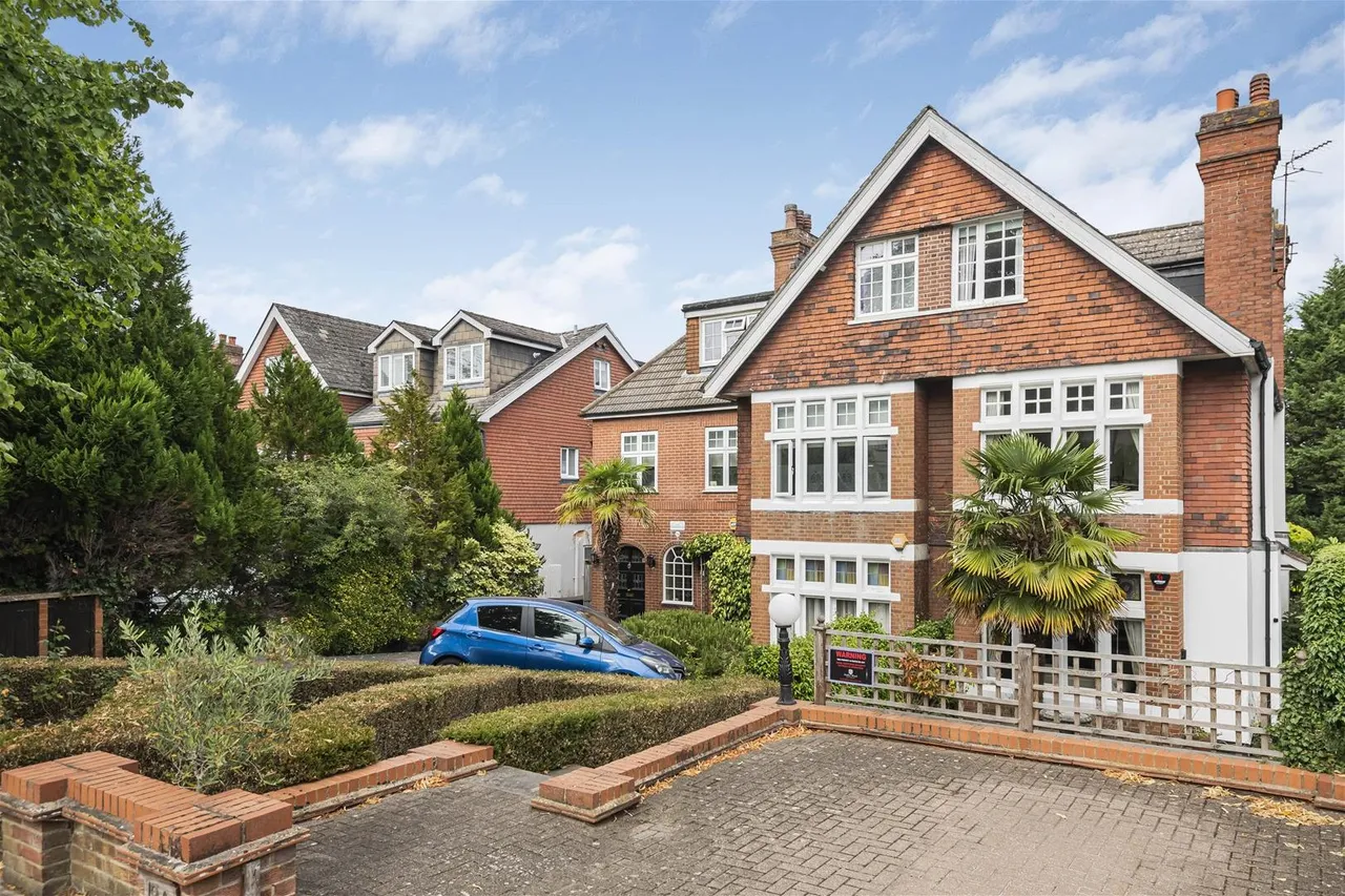 4 bed house for sale — Crescent East, Hadley Wood, Barnet, London EN4 0EY