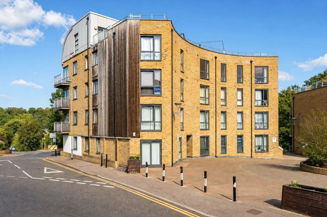 2 bed flat for sale, Mead Lane, Hertford, SG13