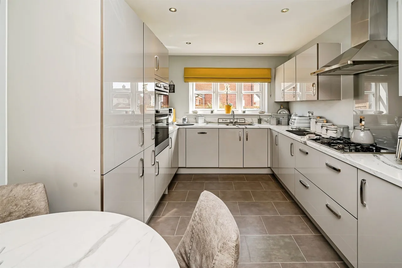 Newton Avenue, Berryfields, Aylesbury, photo 8