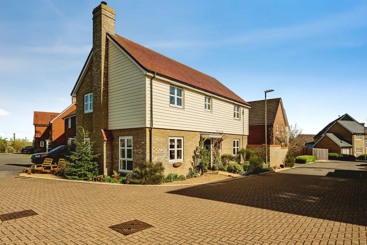 4 bed house for sale — Newton Avenue, Berryfields, Aylesbury