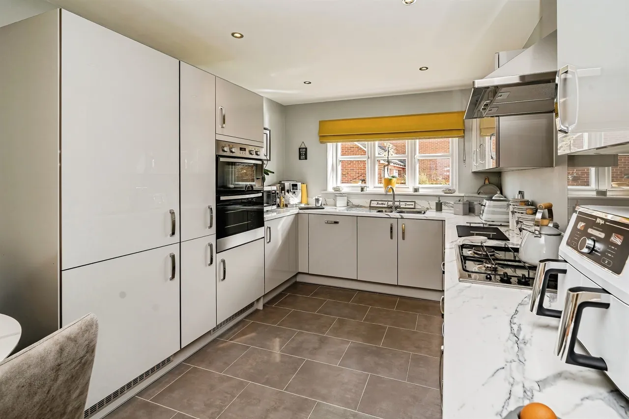 Newton Avenue, Berryfields, Aylesbury, photo 3