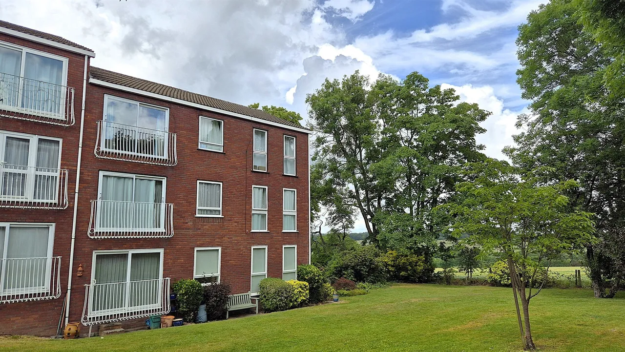 2 bed flat for sale, Roundhedge Way, Enfield, EN2