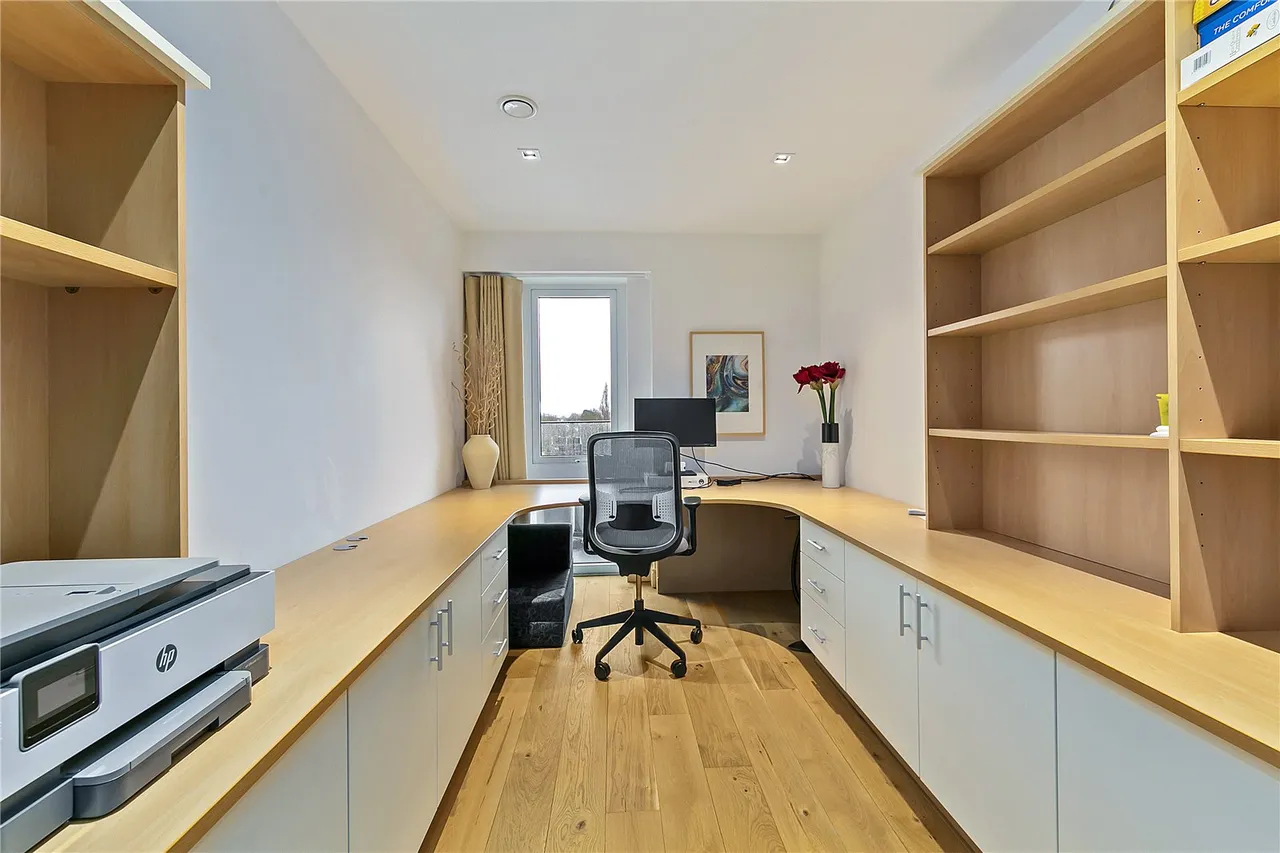 Kew Bridge Road, Brentford, TW8, photo 11