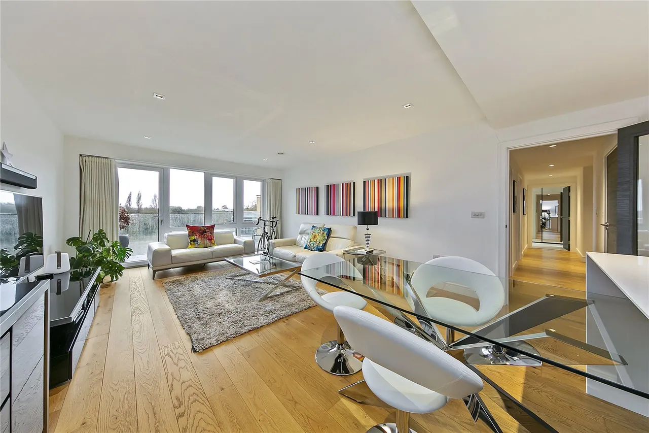 Kew Bridge Road, Brentford, TW8, photo 3
