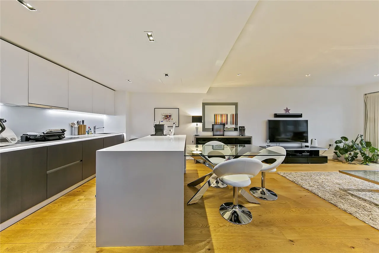 Kew Bridge Road, Brentford, TW8, photo 5