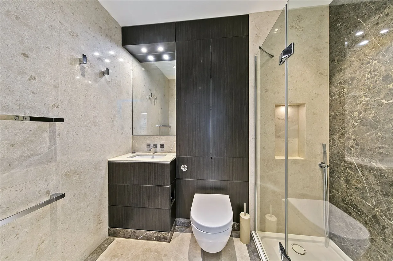 Kew Bridge Road, Brentford, TW8, photo 12