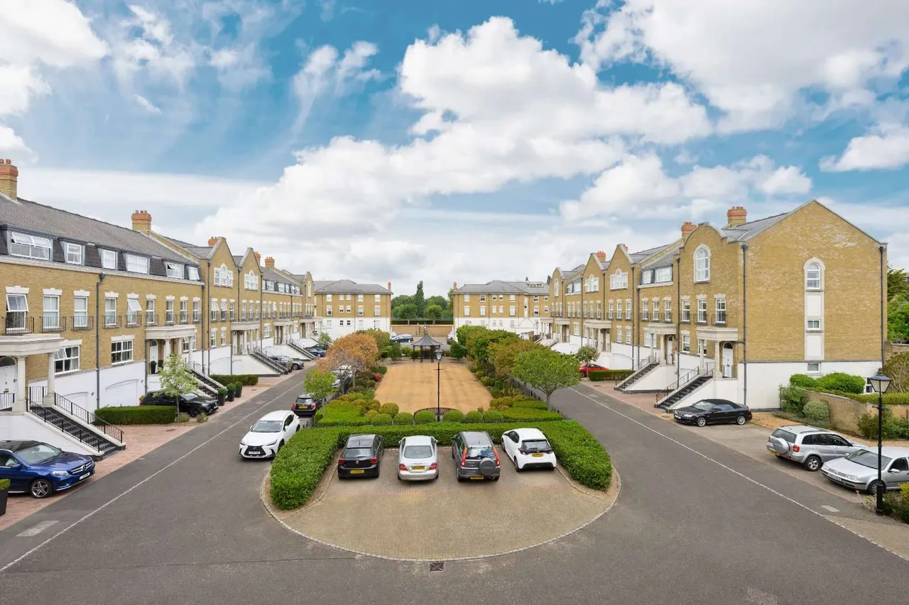 Clearwater Place, Surbiton, United Kingdom, KT6 4ET, photo 12